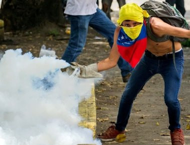 Εκτός ελέγχου η κατάσταση στην Βενεζουέλα - Τεθωρακισμένο όχημα πατά εν ψυχρώ διαδηλωτές! (φωτό, βίντεο)